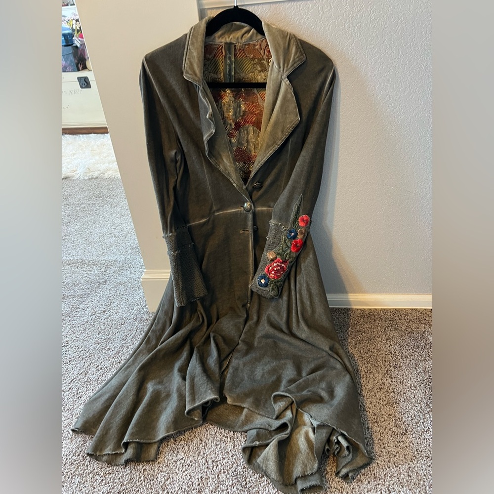 Long sweater/jacket with brass buttons and embroidery